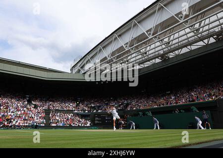 14 juillet 2024 ; All England Lawn Tennis and Croquet Club, Londres, Angleterre ; tournoi de tennis de Wimbledon, jour 14; Carlos Alcaraz (ESP) de la ligne de base contre Novak Djokovic (SRB) dans un court central à guichets fermés, Gentlemens Singles final Banque D'Images