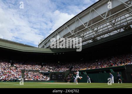 14 juillet 2024 ; All England Lawn Tennis and Croquet Club, Londres, Angleterre ; tournoi de tennis de Wimbledon, jour 14; Novak Djokovic (SRB) de la ligne de base contre Carlos Alcaraz (ESP) dans un court central à guichets fermés, Gentlemens Singles final Banque D'Images