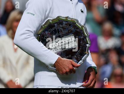 14 juillet 2024 ; All England Lawn Tennis and Croquet Club, Londres, Angleterre ; tournoi de tennis de Wimbledon, jour 14; Novak Djokovic (SRB) tenant sa plaque de finaliste Gentlemens Singles Banque D'Images