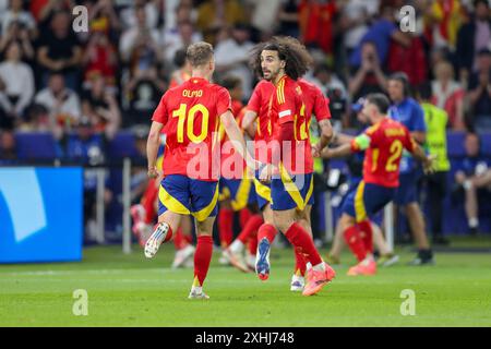 L'attaquant espagnol Dani Olmo Leipzig célèbre le BUT 2-1 du milieu de terrain espagnol Mikel Oyarzabal Real Sociedad lors de la finale Espagne - Angleterre de l'UEFA Euro 2024 au stade Olympiastadion, Berlin, Allemagne, le 14 juillet 2024 Banque D'Images