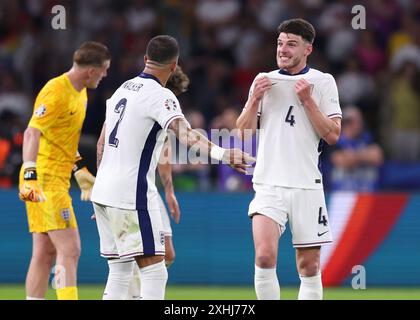 Berlin, Allemagne. 14 juillet 2024. Kyle Walker, d'Angleterre, et Declan Rice, d'Angleterre, mènent une enquête sur le deuxième but de l'Espagne lors du match final des Championnats d'Europe de l'UEFA à l'Olympiastadion, Berlin. Le crédit photo devrait se lire comme suit : David Klein/Sportimage crédit : Sportimage Ltd/Alamy Live News Banque D'Images