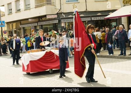 Astorga, Espagne - 4 juin 2023 : une parade animée dynamise Astorga, Espagne avec musique et atmosphère joyeuse. Le groupe marche dans les rues, incarne Banque D'Images