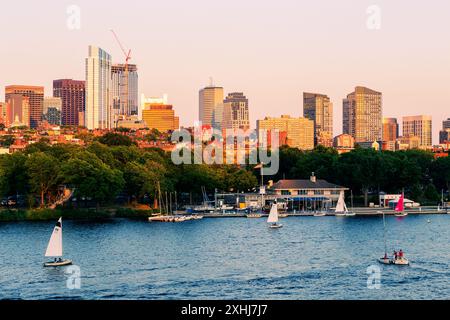 Coucher de soleil sur le quartier Beacon Hill de Boston, les gratte-ciel du centre-ville et la rivière Charles. Banque D'Images