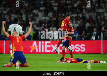 Berlin, Allemagne. 14 juillet 2024. Martin Zubimendi, d’Espagne, célèbre sa victoire à temps plein avec Aymeric Laporte lors de la finale de l’UEFA Euro 2024 entre l’Espagne et l’Angleterre, disputée à l’Olympiastadion le 14 juillet 2024 à Berlin, en Allemagne. (Photo de Bagu Blanco/PRESSINPHOTO) crédit : AGENCE SPORTIVE PRESSINPHOTO/Alamy Live News Banque D'Images