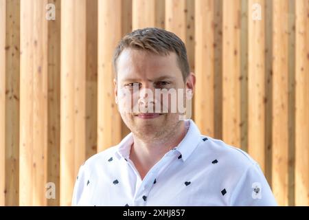 Portrait d'un homme âgé de 40-45 ans sur un fond de bois texturé, gros plan. Banque D'Images