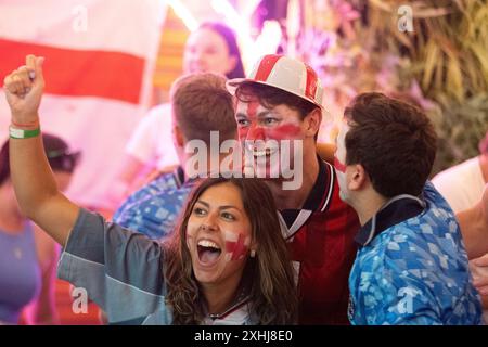 Brixton, Londres, Royaume-Uni. Dimanche 14 juillet 2024. Les supporters anglais réagissent alors que l'Angleterre marque dans la finale de football de l'UEFA Euro 2024 entre l'Angleterre et l'Espagne au 4TheFans Fan Park à Brixton Jamm, Londres. Crédit : Katie Collins/Alamy Live News Banque D'Images