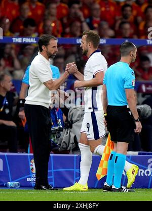 L’entraîneur de l’Angleterre Gareth Southgate serre la main de l’Anglais Harry Kane après avoir été remplacé lors de la finale de l’UEFA Euro 2024 à l’Olympiastadion de Berlin. Date de la photo : dimanche 14 juillet 2024. Banque D'Images