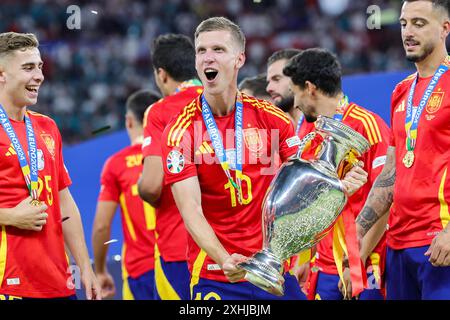 Berlin, Allemagne. 14 juillet 2024. Football : Championnat d'Europe, Espagne - Angleterre, finale, finale, Olympiastadion Berlin. Le joueur espagnol Dani Olmo célèbre avec le trophée après la victoire. Crédit : Christian Charisius/dpa/Alamy Live News Banque D'Images