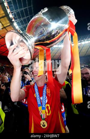 L’Espagnol Dani Olmo célèbre avec le trophée lors de la finale de l’UEFA Euro 2024 à l’Olympiastadion de Berlin. Date de la photo : dimanche 14 juillet 2024. Banque D'Images