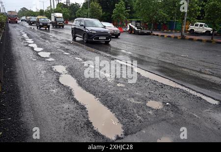 Mumbai, Inde. 14 juillet 2024. MUMBAI, INDE - 14 JUILLET : en raison de fortes pluies, plusieurs nids de poule apparaissent sur l'autoroute Eastern Express à Vikhroli, le 14 juillet 2024 à Mumbai, Inde. (Photo de Raju Shinde/Hindustan Times/Sipa USA ) crédit : Sipa USA/Alamy Live News Banque D'Images