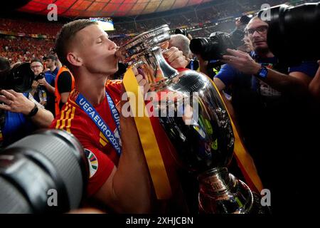 L’Espagnol Dani Olmo célèbre avec le trophée après sa victoire après la finale de l’UEFA Euro 2024 à l’Olympiastadion de Berlin. Date de la photo : dimanche 14 juillet 2024. Banque D'Images