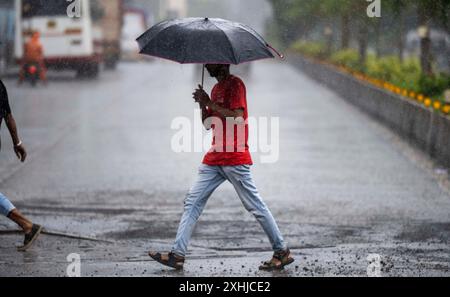 Mumbai, Inde. 14 juillet 2024. MUMBAI, INDE - 14 JUILLET : des gens sous la pluie à Powai, le 14 juillet 2024 à Mumbai, Inde. (Photo de Satish Bate/Hindustan Times/Sipa USA ) crédit : Sipa USA/Alamy Live News Banque D'Images