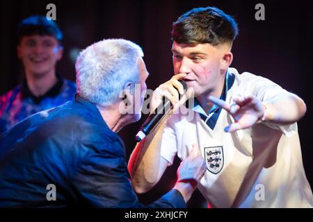 Manchester, Royaume-Uni. 14 juillet 2024. Bez des Happy Mondays emmène la foule à Freight Island avant la finale de l'Euro 2024. Des milliers de supporters remplissent les zones de fans à travers le pays pour regarder le grand match, qui voit l'Angleterre affronter l'Espagne. Crédit : Andy Barton/Alamy Live News Banque D'Images