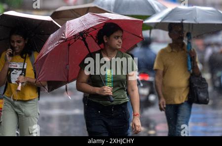 Mumbai, Inde. 14 juillet 2024. MUMBAI, INDE - 14 JUILLET : des gens sous la pluie à Powai, le 14 juillet 2024 à Mumbai, Inde. (Photo de Satish Bate/Hindustan Times/Sipa USA ) crédit : Sipa USA/Alamy Live News Banque D'Images