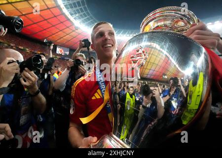 L’Espagnol Dani Olmo célèbre avec le trophée après sa victoire après la finale de l’UEFA Euro 2024 à l’Olympiastadion de Berlin. Date de la photo : dimanche 14 juillet 2024. Banque D'Images