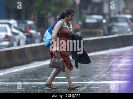 Mumbai, Inde. 14 juillet 2024. MUMBAI, INDE - 14 JUILLET : des gens sous la pluie à Powai, le 14 juillet 2024 à Mumbai, Inde. (Photo de Satish Bate/Hindustan Times/Sipa USA ) crédit : Sipa USA/Alamy Live News Banque D'Images