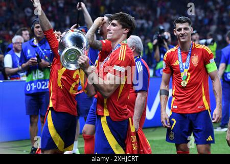 Berlin, Allemagne. 14 juillet 2024. Fussball UEFA EURO 2024 finale Spanien - Angleterre AM 14.07.2024 im Olympiastadion Berlin in Berlin Mikel Oyarzabal ( Spanien ) mit dem EM-Pokal/ mit dem Henri-Delaunay-Pokal Foto : Revierfoto crédit : ddp media GmbH/Alamy Live News Banque D'Images