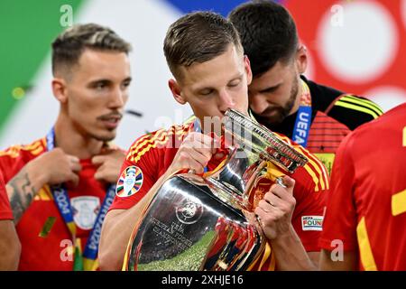 Berlin, Allemagne. 14 juillet 2024. Football, UEFA Euro 2024, Championnat d'Europe, finale, Espagne - Angleterre, Olympiastadion Berlin, l'Espagnol Dani Olmo célèbre sa victoire avec le trophée du Championnat d'Europe. Crédit : Federico Gambarini/dpa/Alamy Live News Banque D'Images