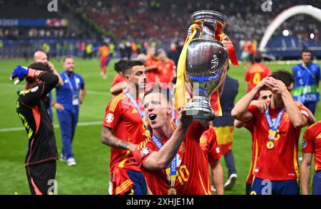 Berlin, Allemagne. 14 juillet 2024. Football, UEFA Euro 2024, Championnat d'Europe, finale, Espagne - Angleterre, Olympiastadion Berlin, l'Espagnol Dani Olmo célèbre avec le trophée après avoir remporté la finale. Crédit : Tom Weller/dpa/Alamy Live News Banque D'Images