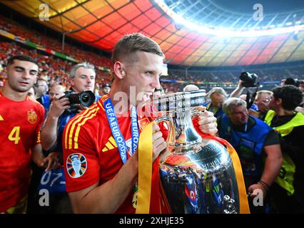 Berlin, Allemagne. 14 juillet 2024. Football, UEFA Euro 2024, Championnat d'Europe, finale, Espagne - Angleterre, Olympiastadion Berlin, l'Espagnol Dani Olmo célèbre avec le trophée du Championnat d'Europe. Crédit : Robert Michael/dpa/Alamy Live News Banque D'Images