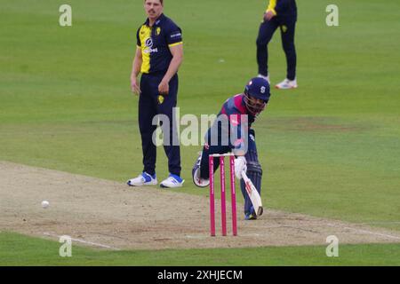 Chester le Street, 14 juillet 2024. Saif Zaib battant pour les Steelbacks du Northamptonshire complétant la course gagnante contre Durham Cricket dans le T20 Blast à Seat unique, Chester le Street. Crédit : Colin Edwards/Alamy Live News Banque D'Images