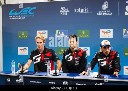 Conférence de presse post-course, HARTLEY Brendon (nzl), Toyota Gazoo Racing, Toyota GR010 - Hybrid, HIRAKAWA Ryo (jpn), Toyota Gazoo Racing, Toyota GR010 - Hybrid, BUEMI Sébastien (SWI), Toyota Gazoo Racing, Toyota GR010 - Hybrid, portrait lors des Rolex 6 heures de Sao Paulo 2024, 5ème manche du Championnat du monde FIA d'Endurance 2024, du 12 au 14 juillet 2024 sur le Autódromo José Carlos Pace à Interlagos, Brésil - photo Julien Delfosse/DPPI crédit : DPPI Media/Alamy Live News Banque D'Images