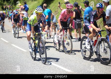 Boutx, France, 14 juillet 2024 : le cycliste d'Intermarché - Wanty, Louis Meintjes (171, l) lors de la 15ème étape du Tour de France 2024 entre Loudenvielle et plateau de Beille, le 14 juillet 2024, à Boutx, France. Crédit : Alberto Brevers / Alamy Live News. Banque D'Images