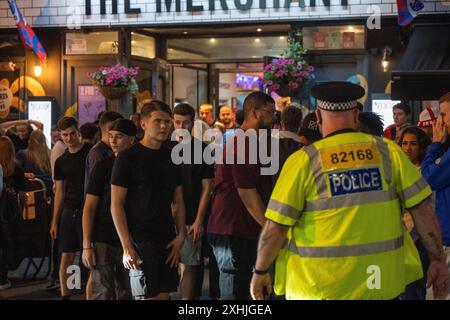 Brentwood Essex 14th Jul 2024 a renversé les fans à Brentwood, Essex lors de la finale de la Coupe d'Euro entre l'Angleterre et l'Espagne crédit : Ian Davidson/Alamy Live News Banque D'Images