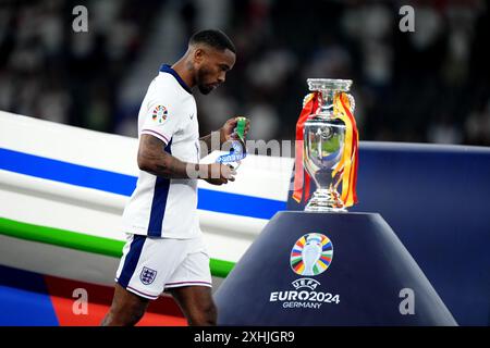 L’Anglais Ivan Toney passe devant le trophée après la finale de l’UEFA Euro 2024 à l’Olympiastadion de Berlin. Date de la photo : dimanche 14 juillet 2024. Banque D'Images