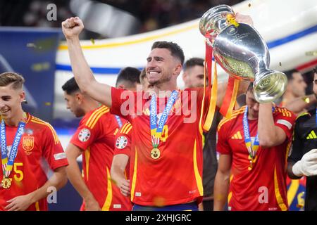 L'Espagnol Aymeric Laporte célèbre avec le trophée après avoir remporté la finale de l'UEFA Euro 2024 à l'Olympiastadion de Berlin. Date de la photo : dimanche 14 juillet 2024. Banque D'Images