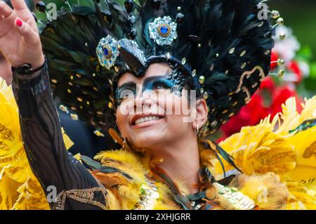 Édimbourg, Écosse, Royaume-Uni. 14 juillet 2024. Le Festival Carnaval d'Édimbourg est une célébration artistique qui comprend des musiciens, des danseurs, des numéros de cirque, des acrobates, des marionnettes et du théâtre de rue de nombreux pays à travers le monde. Le défilé a voyagé autour des jardins de West Princes Street avec des représentations au Ross Bandstand. Les performances comprenaient KalentuRa Drums (pays-Bas), The Spirit of Montserrat (Caraïbes) et The Edinburgh Chinese Art & culture Community. Crédit : Skully/Alamy Live News Banque D'Images