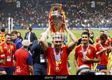 Berlin, Allemagne. 14 juillet 2024. Berlin, Allemagne. 14 juillet 2024. BERLIN - Aymeric Laporte d'Espagne avec le trophée Henri Delaunay, coupé Henri Delaunay lors de la finale de l'UEFA EURO 2024 entre l'Espagne et l'Angleterre à l'Olympiastadion le 14 juillet 2024 à Berlin, Allemagne. ANP | Hollandse Hoogte | MAURICE VAN STEEN crédit : ANP/Alamy Live News crédit : ANP/Alamy Live News Banque D'Images