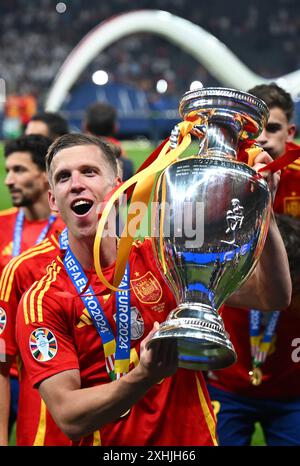 Berlin, Allemagne. 15 juillet 2024. Football, UEFA Euro 2024, Championnat d'Europe, finale, Espagne - Angleterre, Olympiastadion Berlin, l'Espagnol Dani Olmo célèbre avec le trophée du Championnat d'Europe après la victoire. Crédit : Robert Michael/dpa/Alamy Live News Banque D'Images