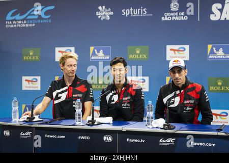 Conférence de presse post-course, HARTLEY Brendon (nzl), Toyota Gazoo Racing, Toyota GR010 - Hybrid, HIRAKAWA Ryo (jpn), Toyota Gazoo Racing, Toyota GR010 - Hybrid, BUEMI Sebastien (SWI), Toyota Gazoo Racing, Toyota GR010 - Hybrid, portrait lors des Rolex 6 heures de Sao Paulo 2024, 5ème manche du Championnat du monde d'Endurance FIA 2024, du 12 au 14 juillet 2024 sur l'Autodromo Jose Carlos Pace à Interlagos, Brésil Banque D'Images