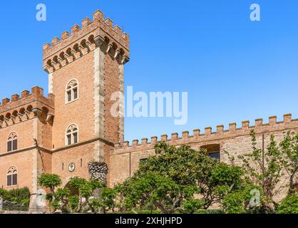 Le château médiéval à l'entrée de Bolgheri, village dans la municipalité de Castagneto Carducci, province de Livourne, Toscane Banque D'Images