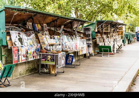 Étals de bouquinistes, libraires de livres usagés et antiquaires le long des quais de Seine Banque D'Images