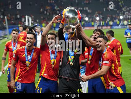 (De gauche à droite) les Espagnols Mikel Merino, Mikel Oyarzabal, Alejandro Remiro, Robin le Normand et Martin Zubimendi célèbrent la Coupe Henri Delaunay après la finale de l'UEFA Euro 2024 à l'Olympiastadion de Berlin. Date de la photo : dimanche 14 juillet 2024. Banque D'Images