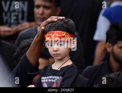 Srinagar, Inde. 14 juillet 2024. Un garçon musulman chiite du Cachemire participe à une procession de Muharram le septième jour de Muharram à Rainawari Srinagar le 14 juillet 2024. Mouharram est le premier mois du calendrier lunaire islamique et est considéré comme l'un des mois les plus saints de l'Islam. (Photo de Danish Showkat/Sipa USA) crédit : Sipa USA/Alamy Live News Banque D'Images