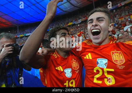 L'Espagnol Lamine Yamal (à gauche) et Fermin Lopez célèbrent la finale de l'UEFA Euro 2024 à l'Olympiastadion de Berlin. Date de la photo : dimanche 14 juillet 2024. Banque D'Images