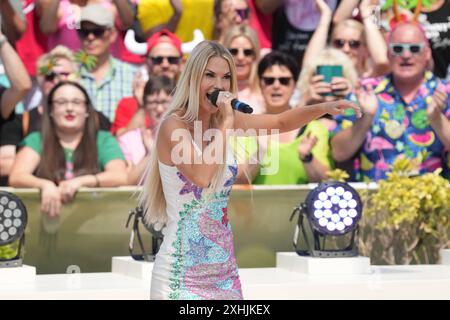 ZDF - Fernsehgarten. ISI Glück in der Unterhaltungsshow ZDF Fernsehgarten AM 14.07.2024 in Mainz. Mayence ZDF - Fernsehgarten Rheinland-Pfalz *** ZDF Fernsehgarten ISI Glück dans l'émission de divertissement ZDF Fernsehgarten le 14 07 2024 à Mayence Mayence ZDF Fernsehgarten Rheinland Pfalz Banque D'Images