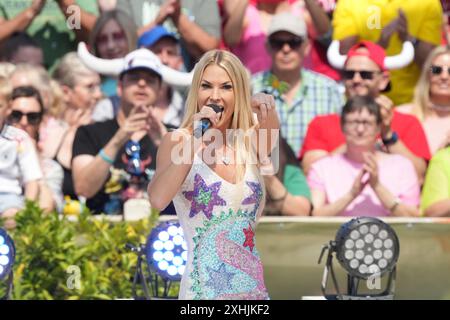 ZDF - Fernsehgarten. ISI Glück in der Unterhaltungsshow ZDF Fernsehgarten AM 14.07.2024 in Mainz. Mayence ZDF - Fernsehgarten Rheinland-Pfalz *** ZDF Fernsehgarten ISI Glück dans l'émission de divertissement ZDF Fernsehgarten le 14 07 2024 à Mayence Mayence ZDF Fernsehgarten Rheinland Pfalz Banque D'Images