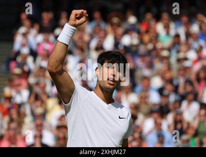 14 juillet 2024 ; All England Lawn Tennis and Croquet Club, Londres, Angleterre ; tournoi de tennis de Wimbledon, jour 14; Carlos Alcaraz (ESP) célèbre les spectateurs en remportant la finale des Gentlemens Singles Banque D'Images