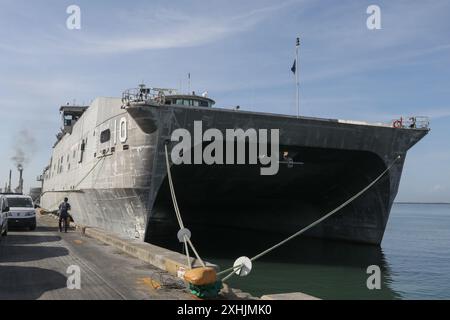 KINGSTON, Jamaïque (13 juillet 2024) les navires expéditionnaires de transport rapide USNS Burlington (T-EPF 10) de classe Spearhead se préparent à quitter Kingston, Jamaïque, dans le cadre de la promesse 2024. La promesse continue 2024 contribue à renforcer l'état de préparation des partenaires des Caraïbes et de l'Amérique latine face aux menaces malveillantes dans la région. (Photo de l'US Navy par Adriones Johnson, spécialiste des communications de masse, 2e classe) Banque D'Images