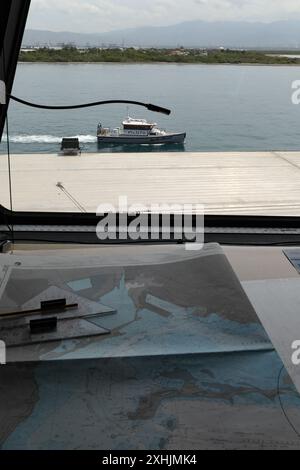 KINGSTON, Jamaïque (13 juillet 2024) Un bateau-pilote navigue aux côtés du navire de transport rapide expéditionnaire USNS Burlington (T-EPF 10) de classe Spearhead alors qu'il transite du port de Kingston, en Jamaïque, dans le cadre de Promise 2024. La promesse continue 2024 contribue à renforcer l'état de préparation des partenaires des Caraïbes et de l'Amérique latine face aux menaces malveillantes dans la région. (Photo de l'US Navy par Adriones Johnson, spécialiste des communications de masse, 2e classe) Banque D'Images