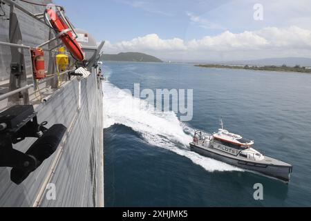 KINGSTON, Jamaïque (13 juillet 2024) Un bateau-pilote s'éloigne du navire de transport rapide expéditionnaire USNS Burlington (T-EPF 10) de classe Spearhead après avoir guidé le navire hors des quais de Kingston à Kingston, Jamaïque, dans le cadre de la promesse 2024. La promesse continue 2024 contribue à renforcer l'état de préparation des partenaires des Caraïbes et de l'Amérique latine face aux menaces malveillantes dans la région. (Photo de l'US Navy par Adriones Johnson, spécialiste des communications de masse, 2e classe) Banque D'Images