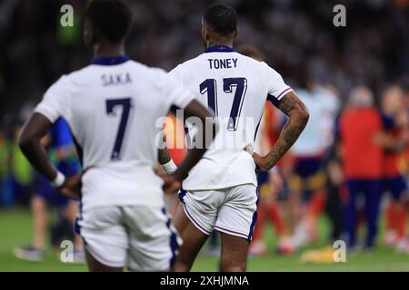 Berlin le dimanche 14 juillet 2024. Bukayo Saka (Angleterre) et Ivan Toney (Angleterre) après la finale du Championnat d'Europe de l'UEFA entre l'Espagne et l'Angleterre à l'Olympiastadion de Berlin le dimanche 14 juillet 2024. (Photo : Pat Scaasi | mi News) crédit : MI News & Sport /Alamy Live News Banque D'Images