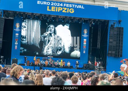 Spanien ist der neue Europameister mit einem packenden 2:1-SIEG im finale der UEFA Euro 2024 setzte sich die spanische Nationalmannschaft gegen ihre Kontrahenten durch und sicherte sich den begehrten Titel. Rund 10,000 begeisterte fans verfolgten das spannende Endspiel beim public Viewing auf dem Augustusplatz à Leipzig. VOR dem Anpfiff sorgte Schlagerstar Dieter Thomas Kuhn mit einem mitreißenden Auftritt für beste Stimmung unter den Zuschauern. DAS événement verlief friedlich und in ausgelassener Atmosphäre. Nach dem Schlusspfiff brachen die spanischen fans in frenetischen Jubel aus und feierte Banque D'Images