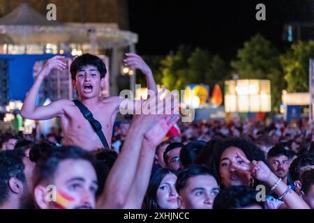 Spanien ist der neue Europameister mit einem packenden 2:1-SIEG im finale der UEFA Euro 2024 setzte sich die spanische Nationalmannschaft gegen ihre Kontrahenten durch und sicherte sich den begehrten Titel. Rund 10,000 begeisterte fans verfolgten das spannende Endspiel beim public Viewing auf dem Augustusplatz à Leipzig. VOR dem Anpfiff sorgte Schlagerstar Dieter Thomas Kuhn mit einem mitreißenden Auftritt für beste Stimmung unter den Zuschauern. DAS événement verlief friedlich und in ausgelassener Atmosphäre. Nach dem Schlusspfiff brachen die spanischen fans in frenetischen Jubel aus und feierte Banque D'Images