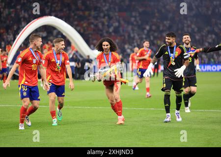 Berlin le dimanche 14 juillet 2024. Marc Cucurella (Espagne) célèbre avec Dani Olmo (Espagne) et Fermin Lopez (Espagne) la finale du Championnat d'Europe de l'UEFA entre l'Espagne et l'Angleterre à l'Olympiastadion de Berlin le dimanche 14 juillet 2024. (Photo : Pat Scaasi | mi News) crédit : MI News & Sport /Alamy Live News Banque D'Images