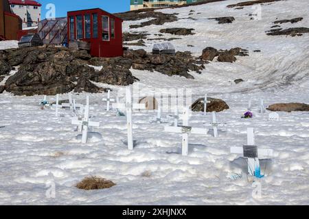 Croix blanches au cimetière d'Iqaluit sur la rue Nipisa à Iqaluit, Nunavut, Canada Banque D'Images